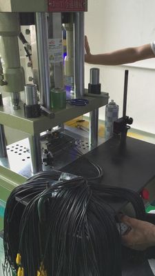 小型 20T プラスチックの垂直注射鋳造機 0mm オープンストロークのメーカー
