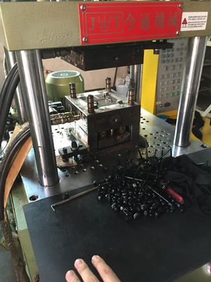 35T プラスチックの垂直注射鋳造機 マックス 日光 340/280mm チップのための自動