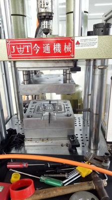 45T プラスチック垂直注射鋳造機 110 Cm3 理論的なショット容量 PVC保護用