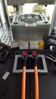 45T プラスチック垂直注射鋳造機 110 Cm3 理論的なショット容量 PVC保護用
