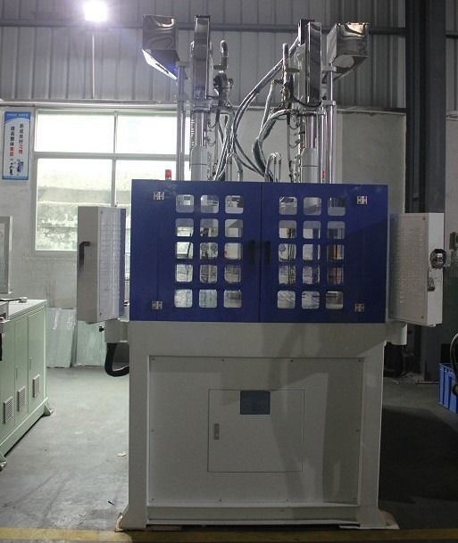 30mmスクリュー直径 多色垂直プラスチック注射鋳造機 JTT-550 2V-3R